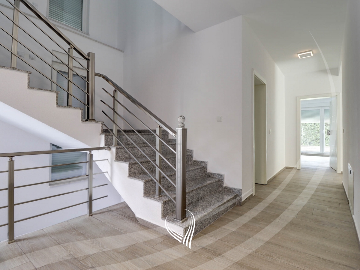 Shtëpi me 4 dhoma gjumi me qira në lagjen Marigona Residence10