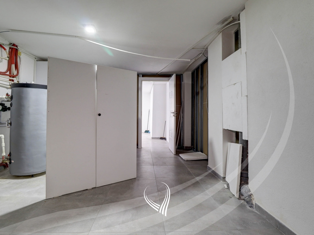 Shtëpi me 4 dhoma gjumi me qira në lagjen Marigona Residence15