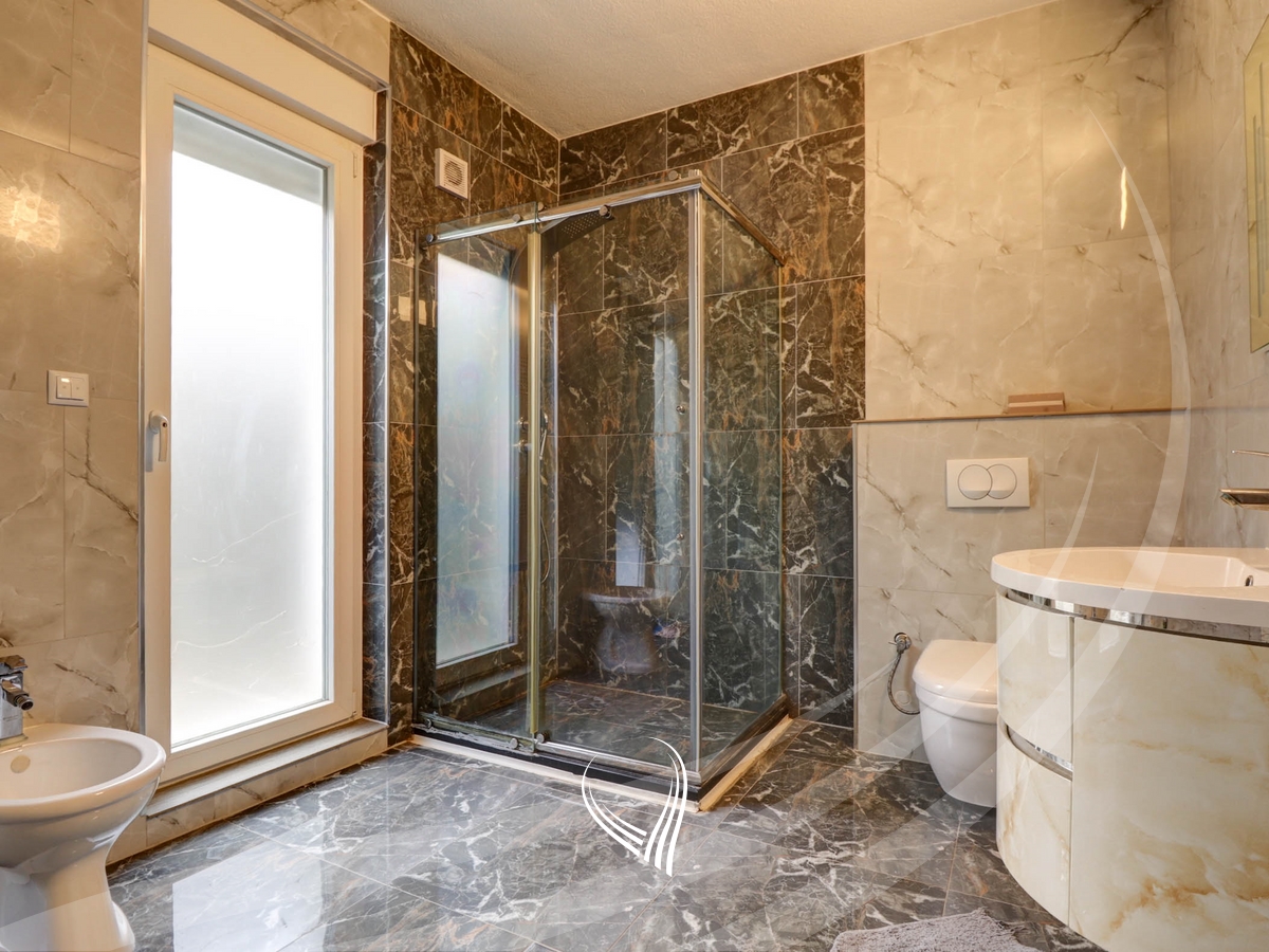 Shtëpi me 4 dhoma gjumi me qira në lagjen Marigona Residence20