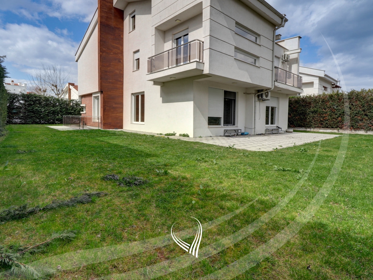 Shtëpi me 4 dhoma gjumi me qira në lagjen Marigona Residence26