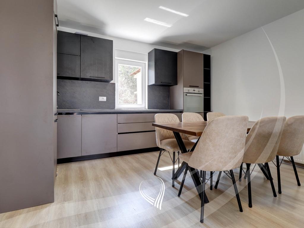 Shtëpi me 4 dhoma gjumi me qira në lagjen Prishtina e Re2