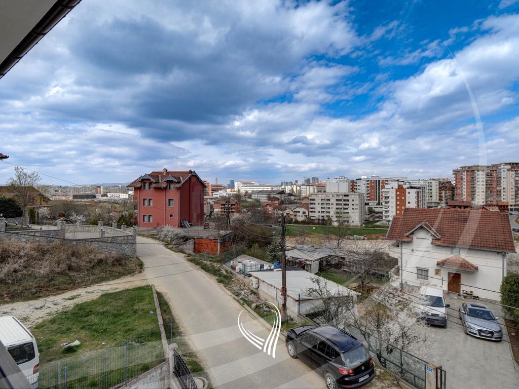 Shtëpi me 4 dhoma gjumi me qira në lagjen Prishtina e Re10