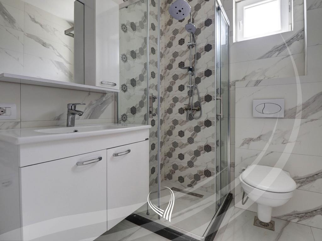 Shtëpi me 4 dhoma gjumi me qira në lagjen Prishtina e Re12