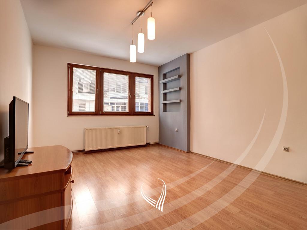 Zyre me 3 dhoma pune me qira në lagjen Dardania1