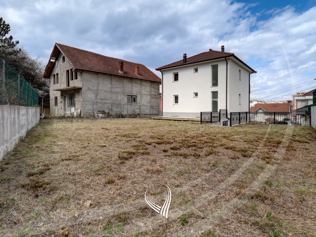 Shtëpi me 4 dhoma gjumi me qira në lagjen Prishtina e Re15