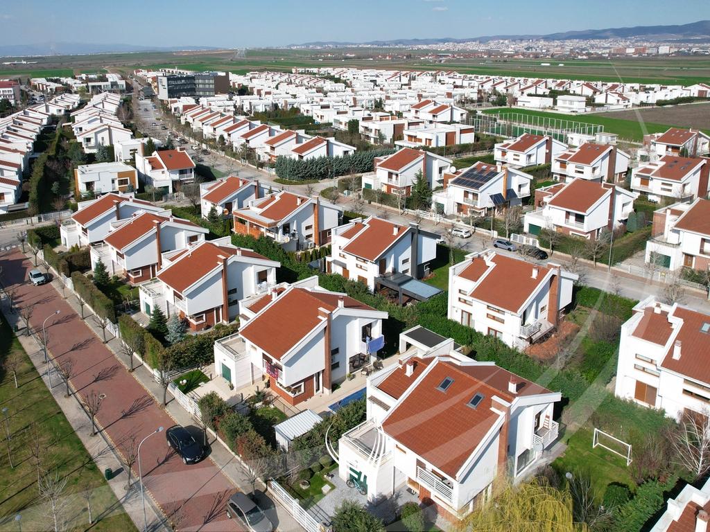 Shtëpi me 3 dhoma gjumi me qira në lagjen Marigona Residence