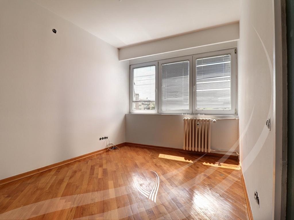 Zyre me 4 dhoma pune me qira në lagjen Ulpiana4