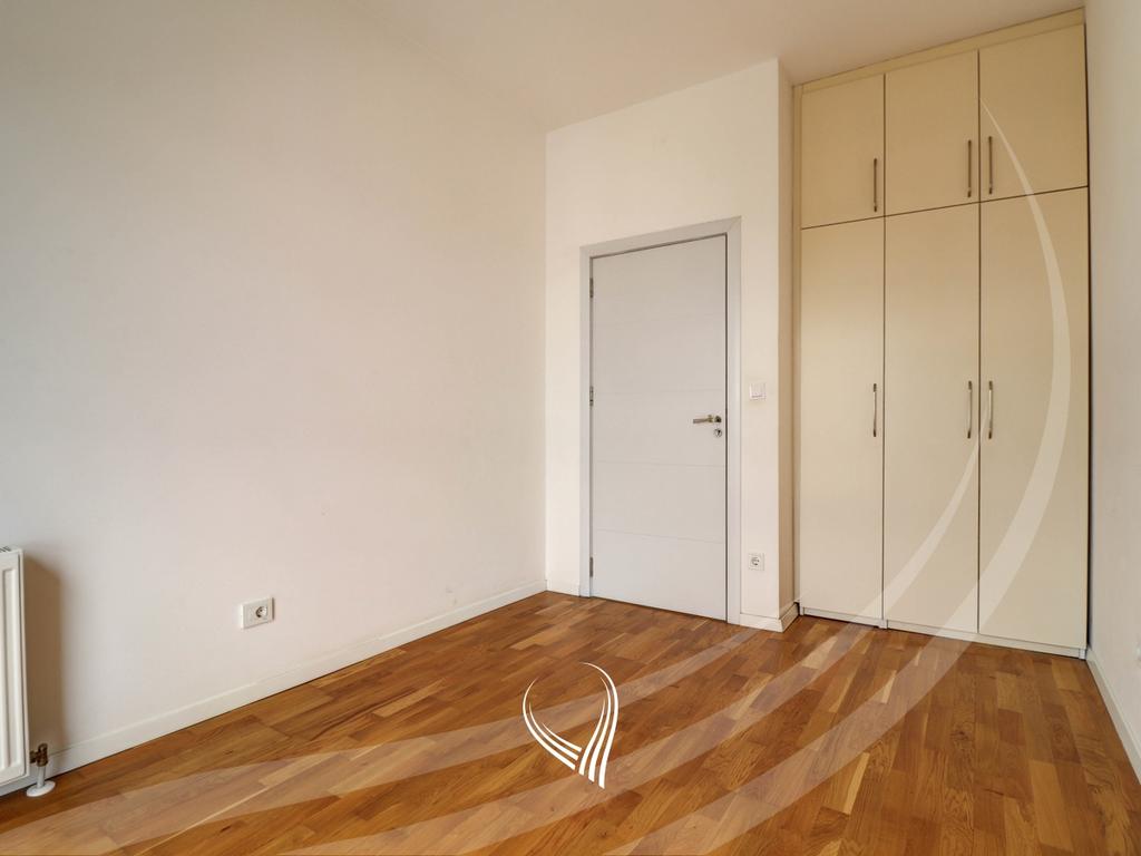 Banesë me 3 dhoma gjumi në shitje në lagjen Mati 17
