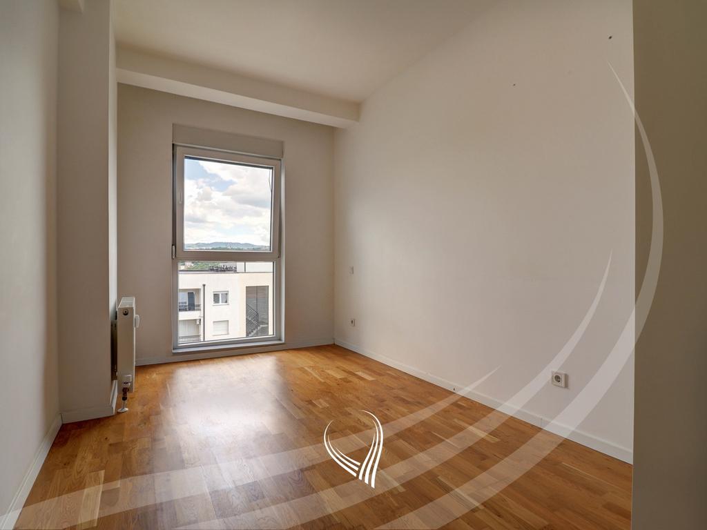 Banesë me 3 dhoma gjumi në shitje në lagjen Mati 18