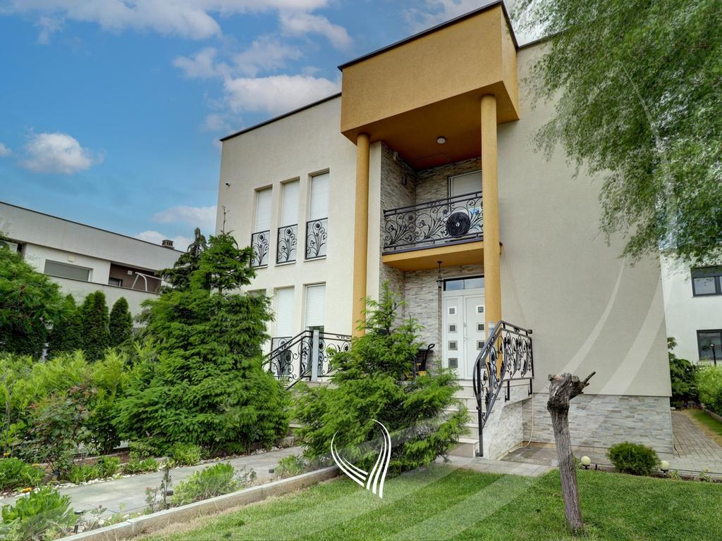 Shtëpi 380m2 me 4 ari truall në shitje në Veternik
