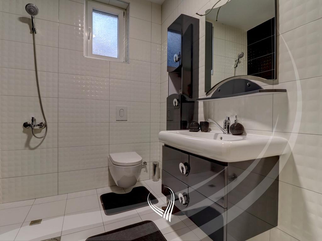 Shtëpi 380m2 me 4 ari truall në shitje në Veternik21