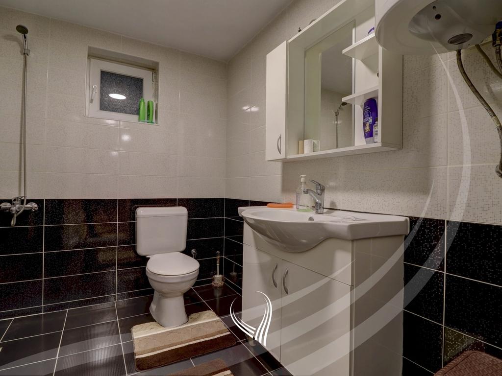 Shtëpi 380m2 me 4 ari truall në shitje në Veternik22
