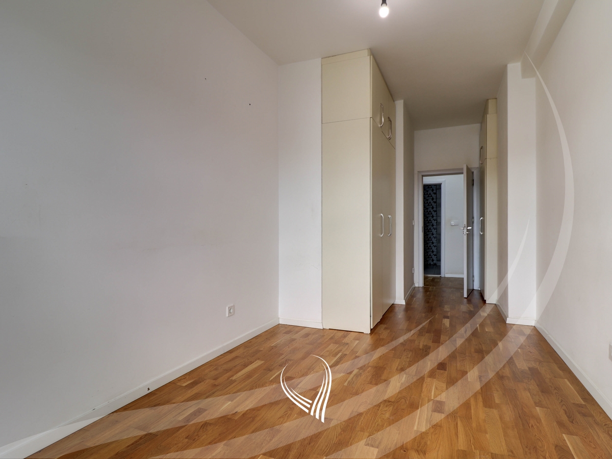 Banesë me 3 dhoma gjumi në shitje në lagjen Mati 19