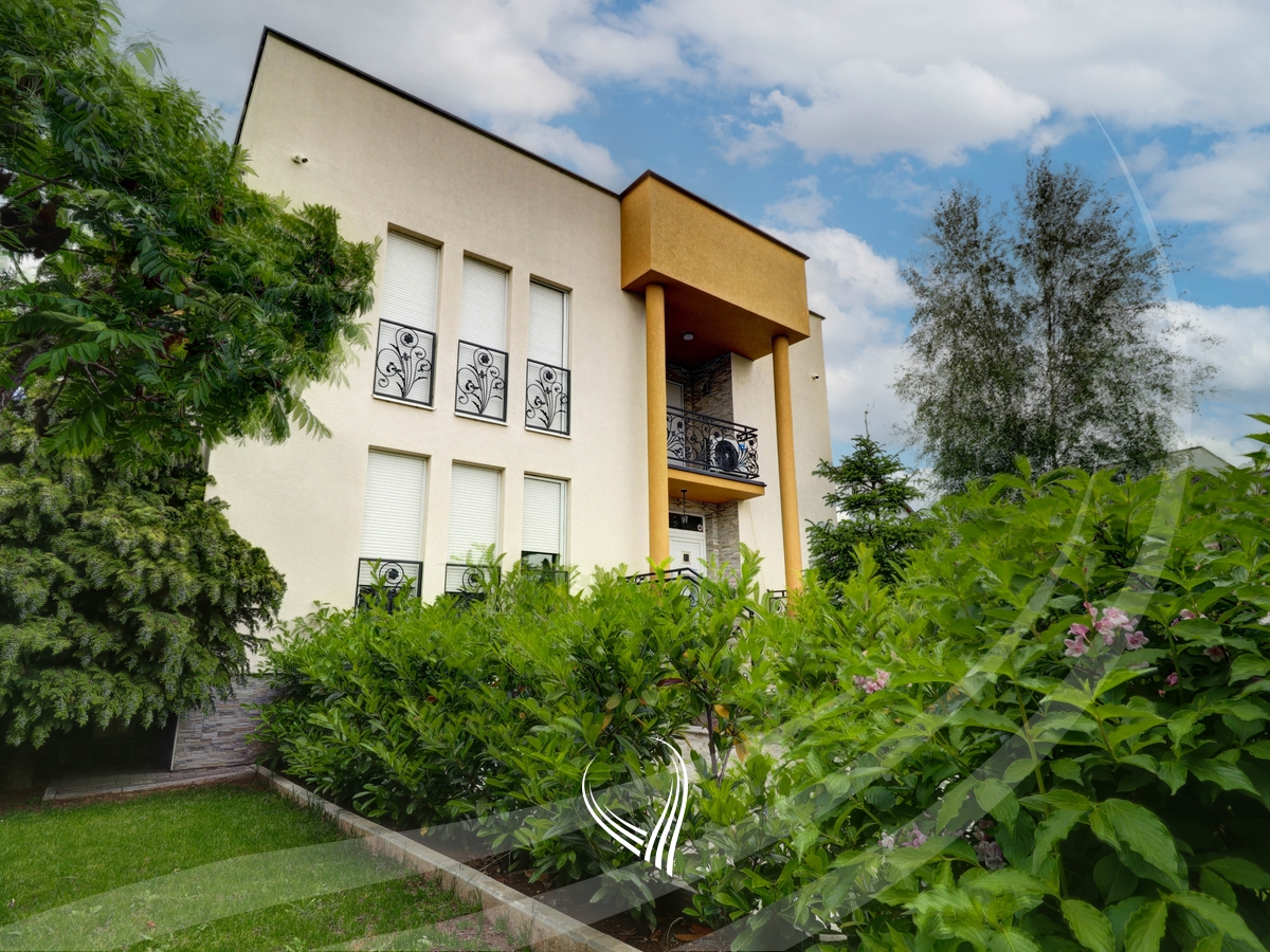 Shtëpi 380m2 me 4 ari truall në shitje në Veternik1