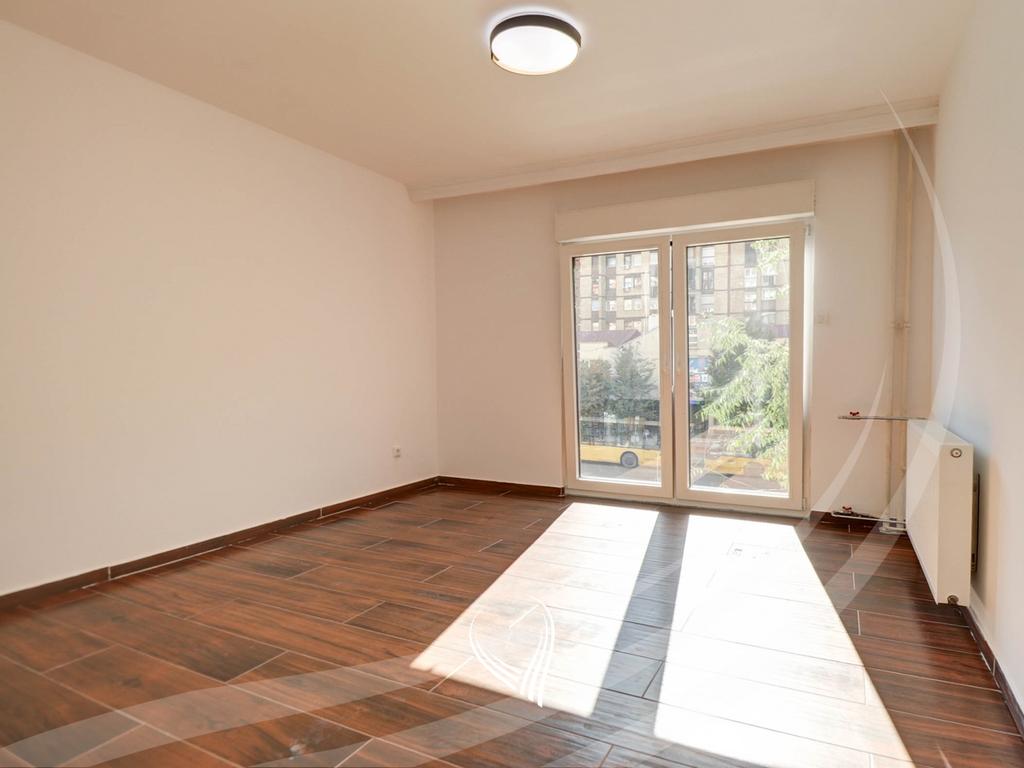 Zyre me 3 dhoma pune me qira në lagjen Pejton5