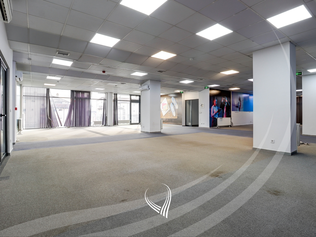 Office 500m2 for rent in the Bregu i Diellit neighborhood4