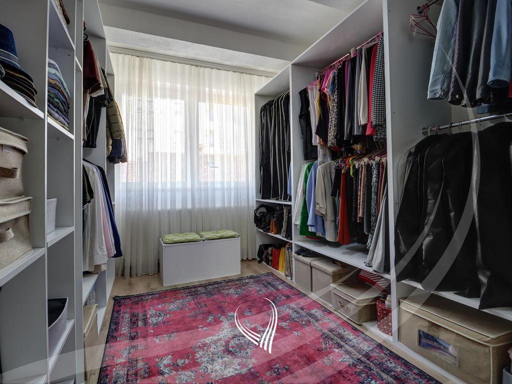 Banesë me 4 dhoma gjumi në shitje në lagjen Bregu i Diellit12