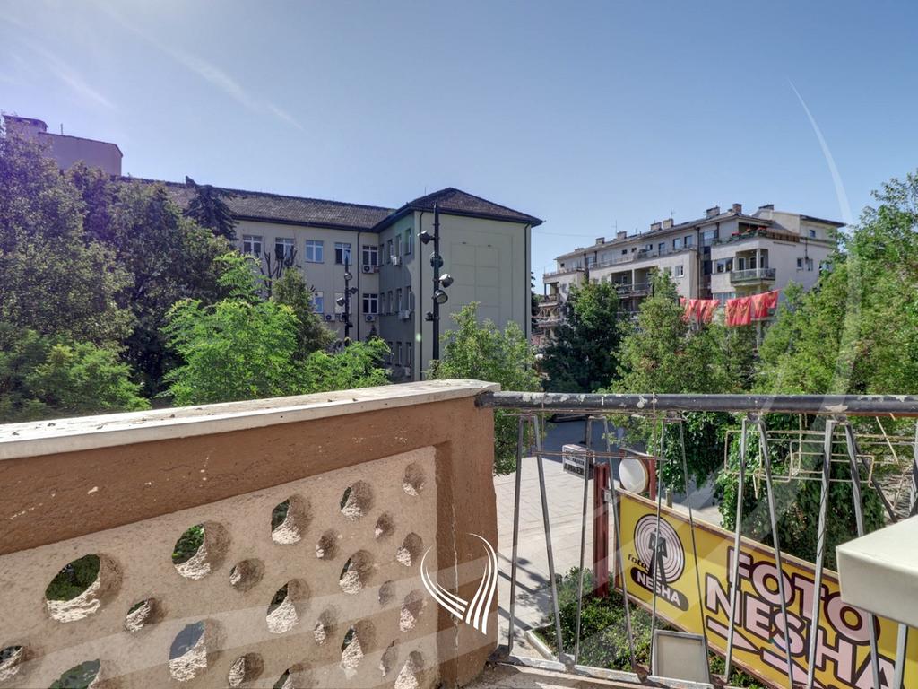 Zyre me 3 dhoma pune me qira në Qendër8