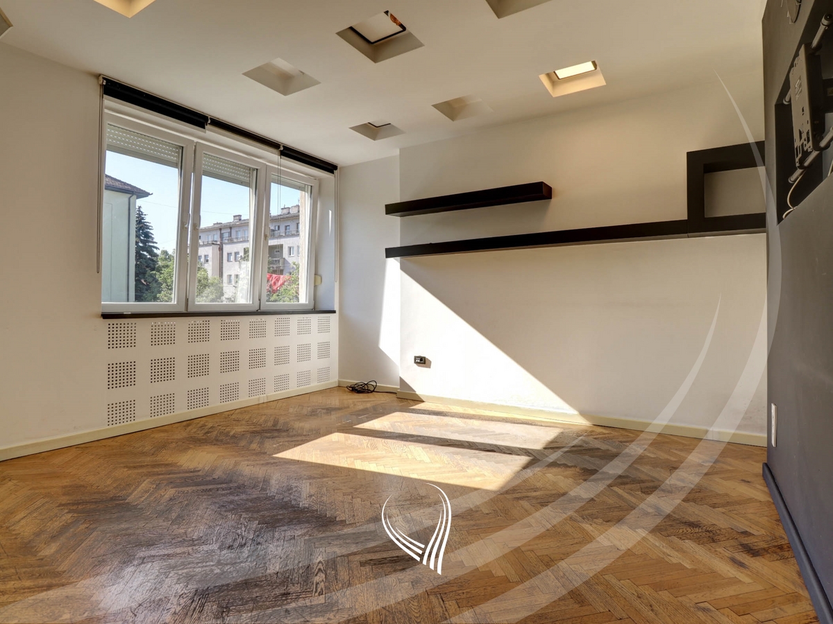 Zyre me 3 dhoma pune me qira në Qendër4
