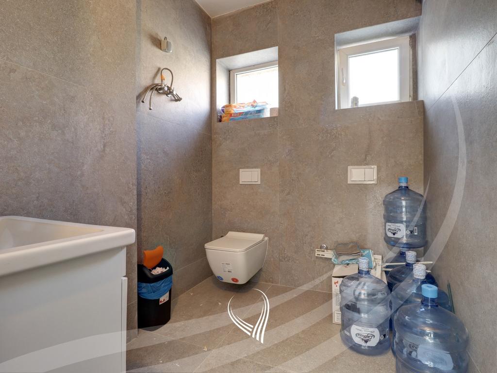 Lokal 65m2 në shitje në Qendër4