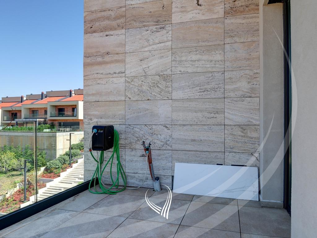 Penthouse ekskluziv 235.24m2 në shitje në lagjen Marigona Hill21