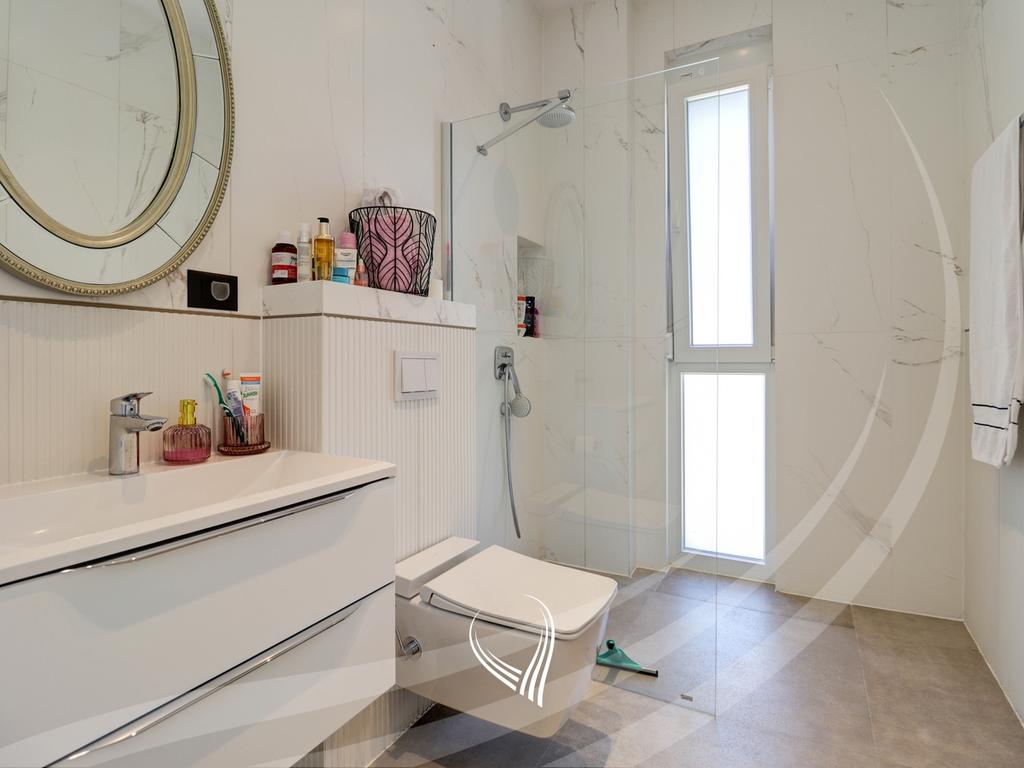 Penthouse ekskluziv 235.24m2 në shitje në lagjen Marigona Hill26