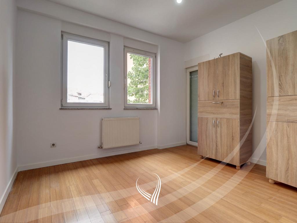 Zyre me 3 dhoma pune me qira në lagjen Mati 13
