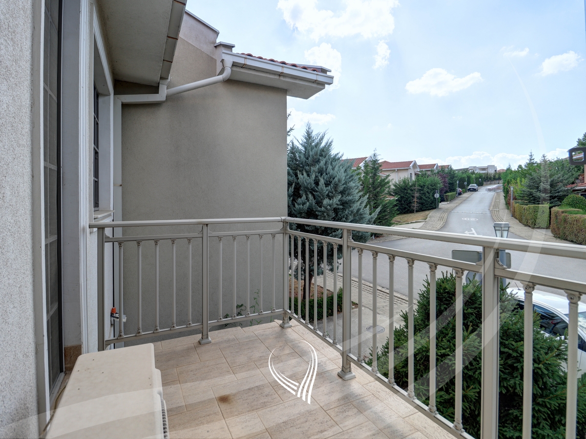 3-bedroom house for rent in International Village12