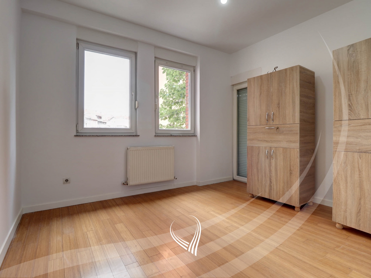Zyre me 3 dhoma pune me qira në lagjen Mati 13