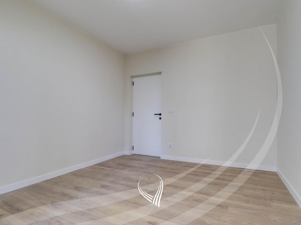Zyre me 3 dhoma pune me qira në Qendër5