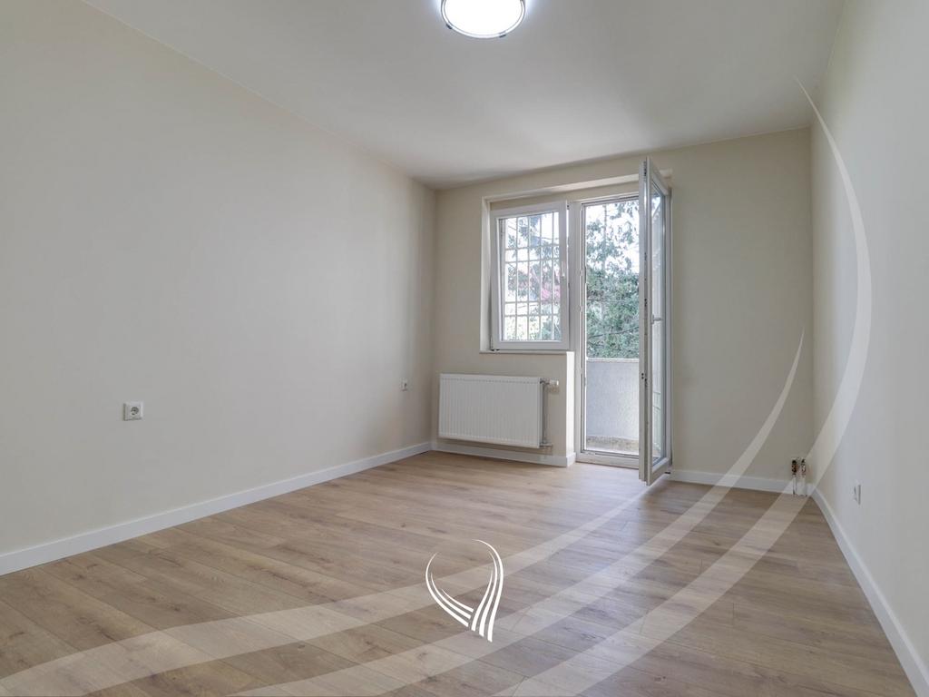 Zyre me 3 dhoma pune me qira në Qendër4