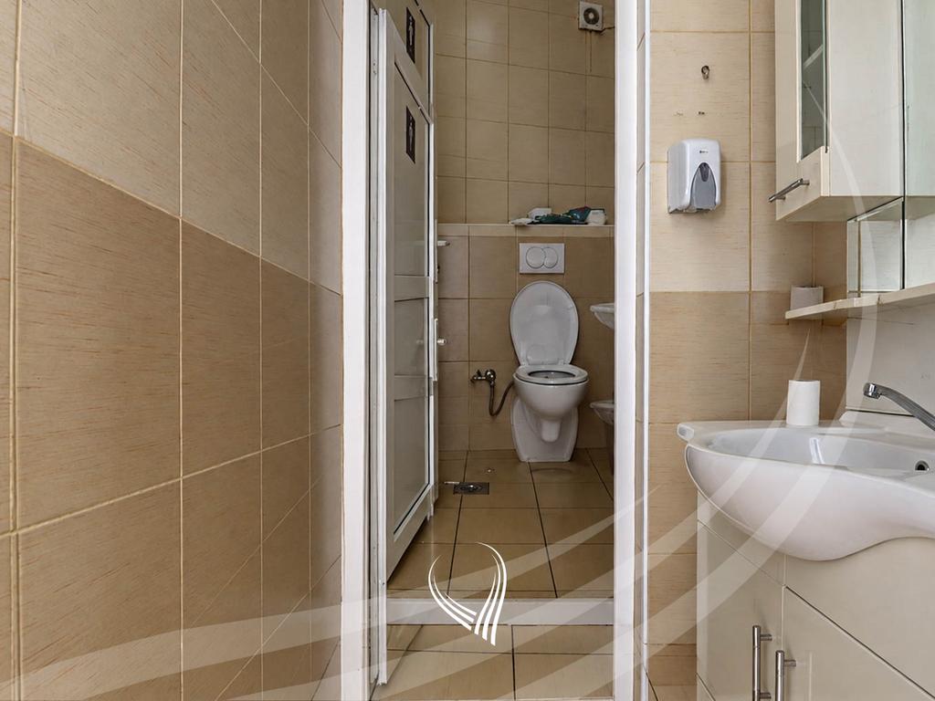 Objekt afarist 630m2 me qira në lagjen Velania7