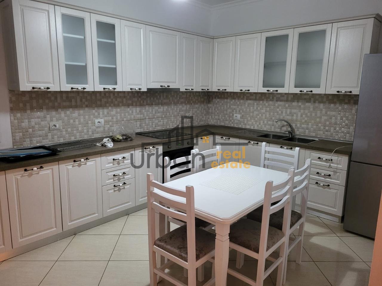 In Affitto, Appartamento Parziale, Vicino a TEG, Tirana - €600 | 228 m²