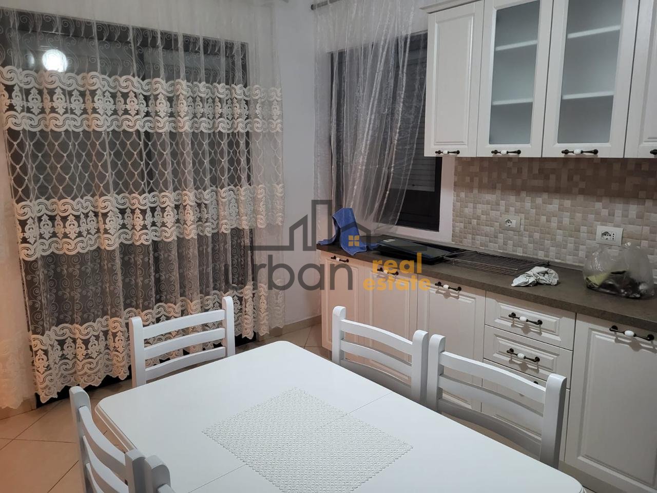 In Affitto, Appartamento Parziale, Vicino a TEG, Tirana - €600 | 228 m²