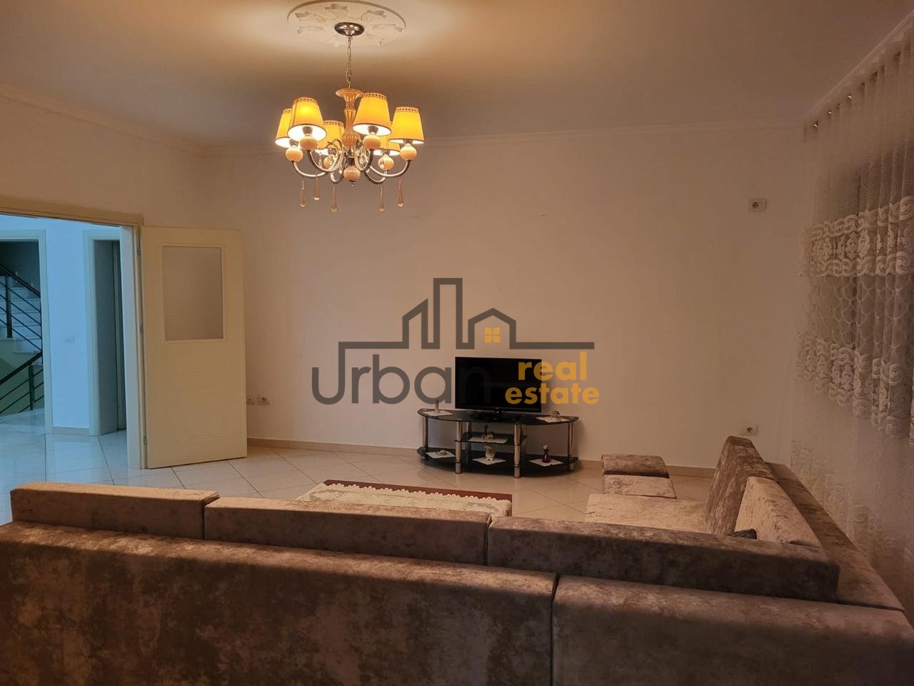 In Affitto, Appartamento Parziale, Vicino a TEG, Tirana - €600 | 228 m²