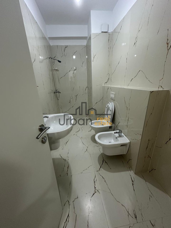 Qera, Ambient Komercial, Mine Peza, Tiranë - 850€ | 110 m²