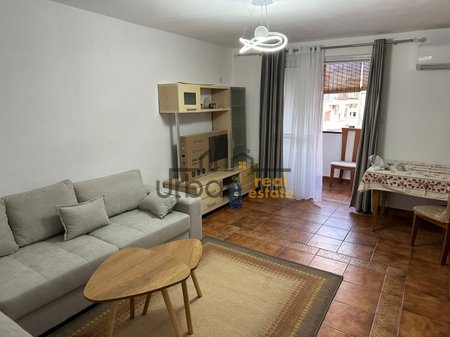 Qera Apartament 2+1+ Post parkim te  Pazari i Ri,(Optika Roma) Tiranë - 680€ | 75 m²