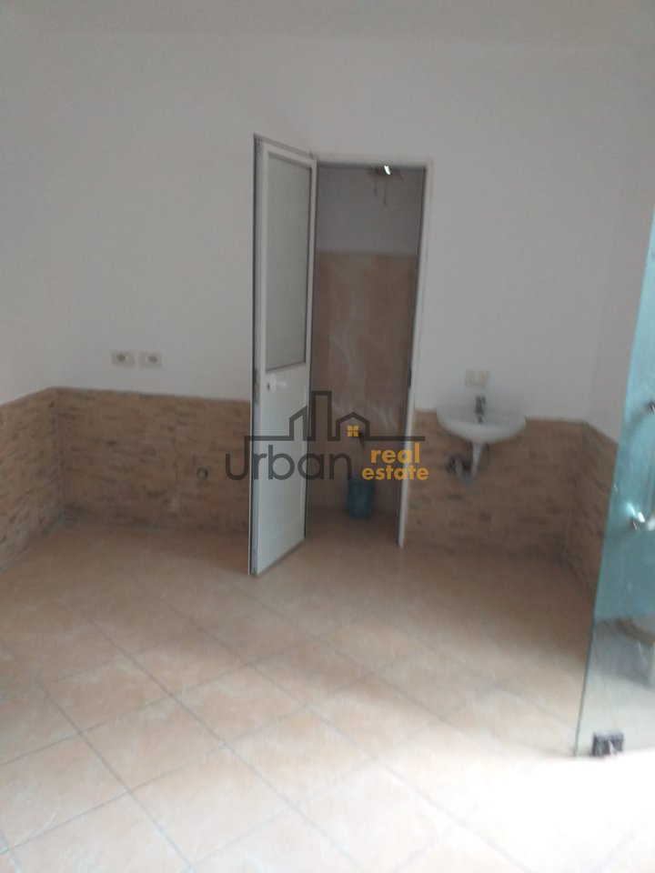 Business Premises for Rent on Rruga e Dibrës, Tirana - 200€ | 15 m²