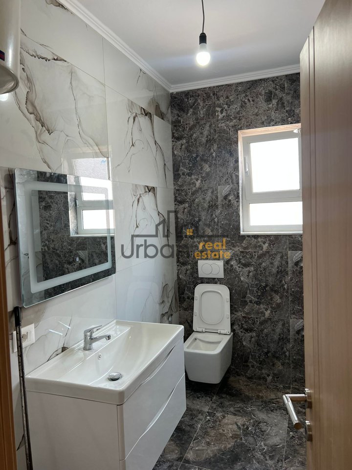 Shitet Apartament 2+1+Aneks i Vecuar te Rruga Bardhyl në Tiranë - 147000€ | 72 m²