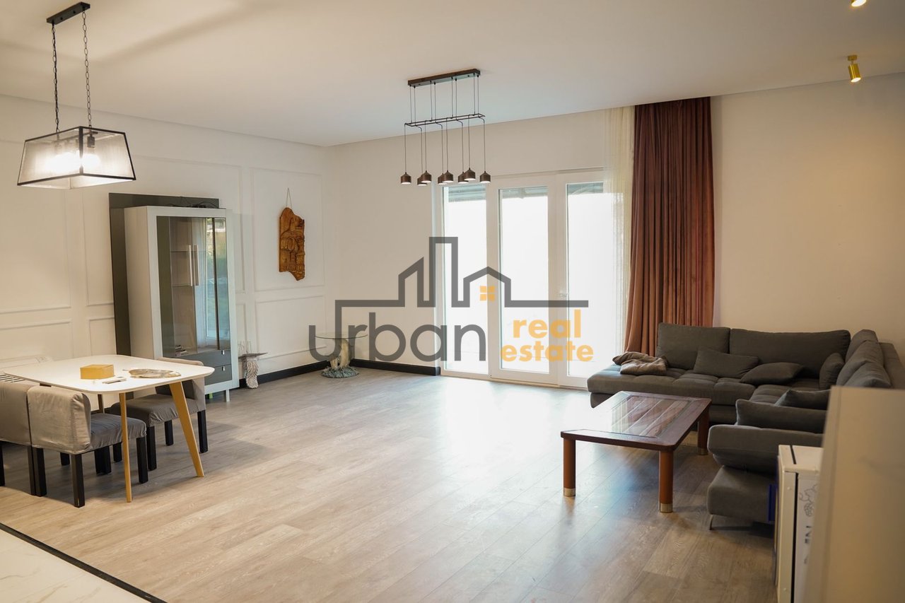 Shitet, Vilë , Bërzhitë, Tiranë - 600000€ | 2500 m²