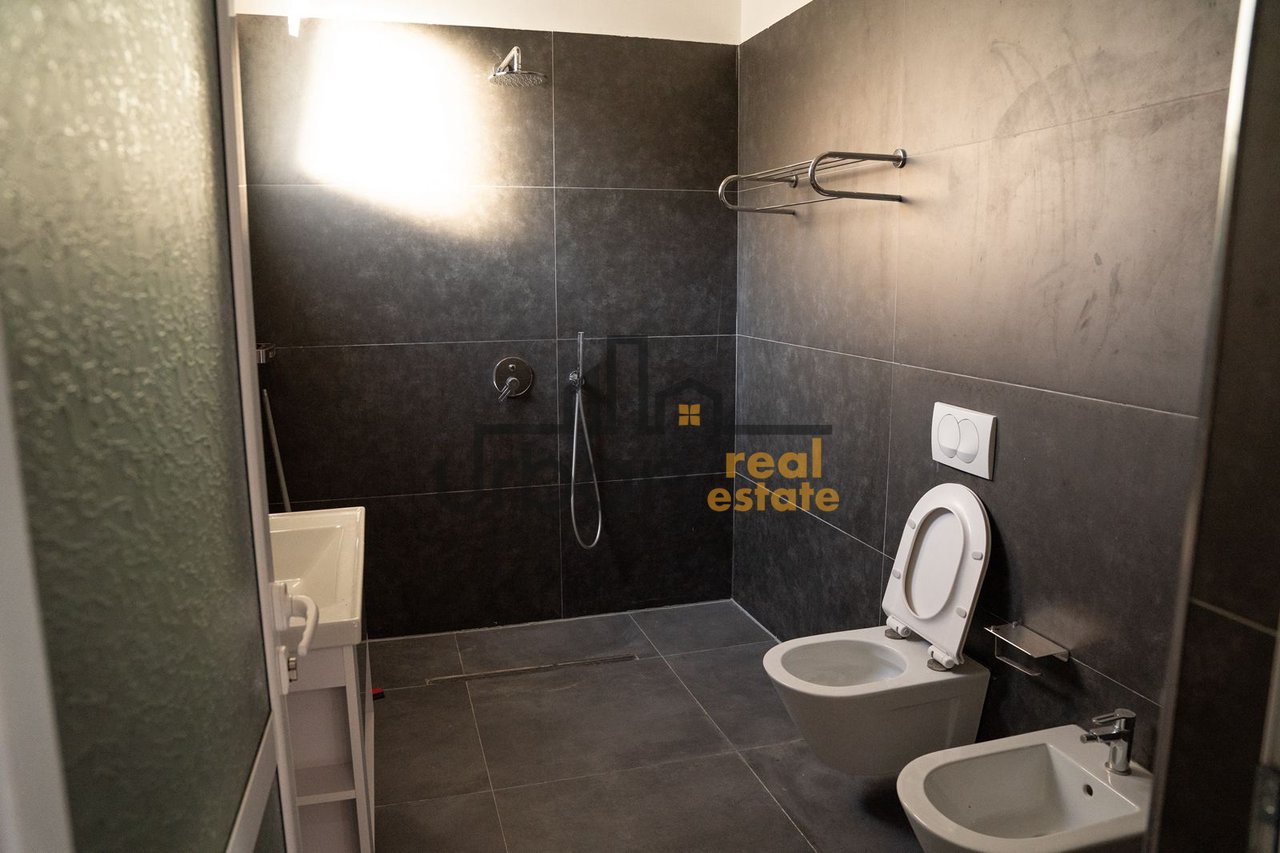 Shitet, Vilë , Bërzhitë, Tiranë - 600000€ | 2500 m²