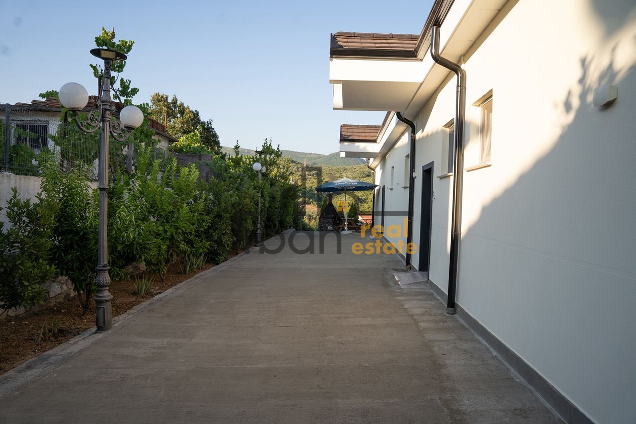 Shitet, Vilë , Bërzhitë, Tiranë - 600000€ | 2500 m²