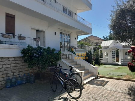 In affitto, Villa su 3 piani, vicino alla United School, Tirana - €1500 | 947 m²