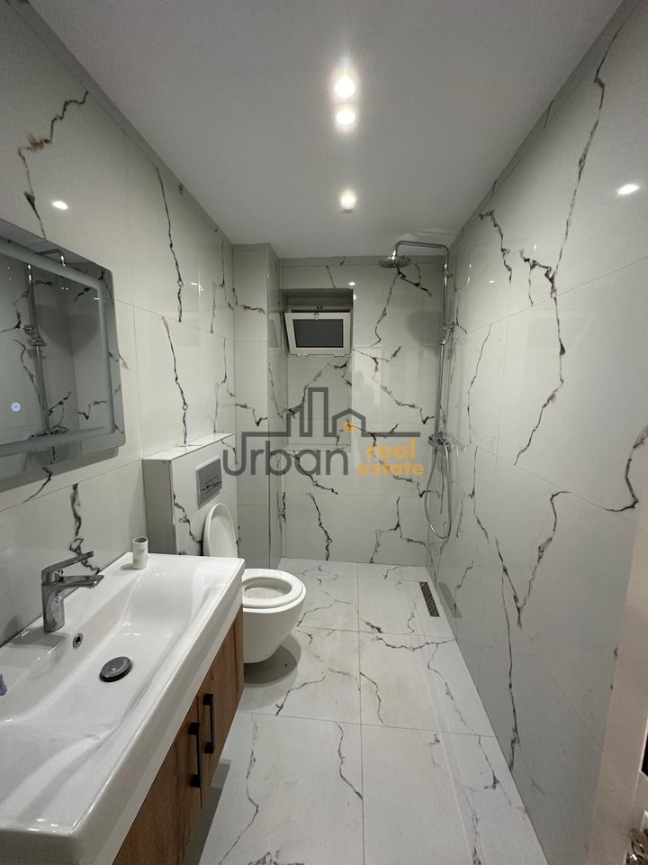 SHOP FOR RENT ON THE STREET, Behind the Embassy Block - €600 | 27 m²