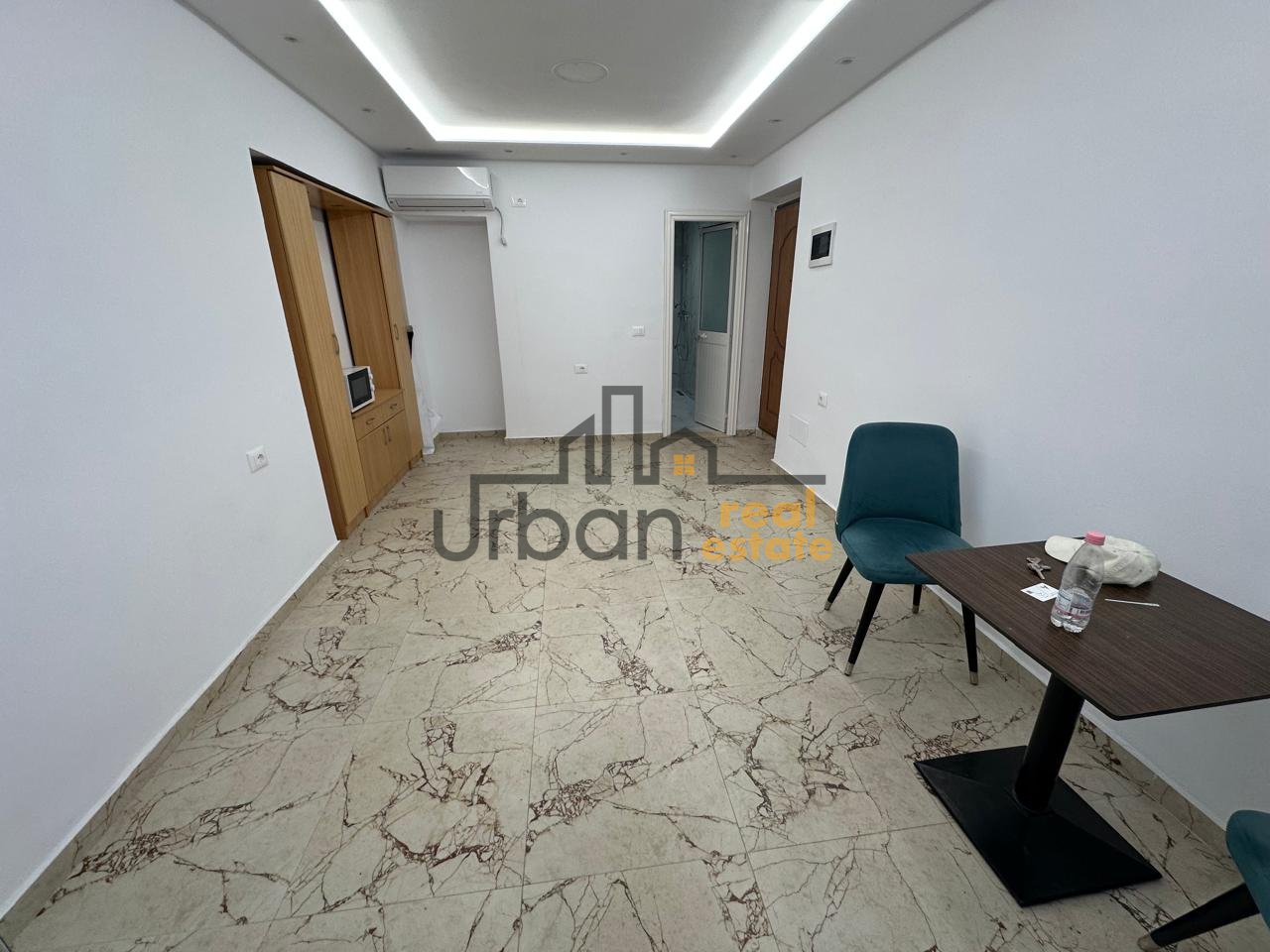 SHOP FOR RENT ON THE STREET, Behind the Embassy Block - €600 | 27 m²