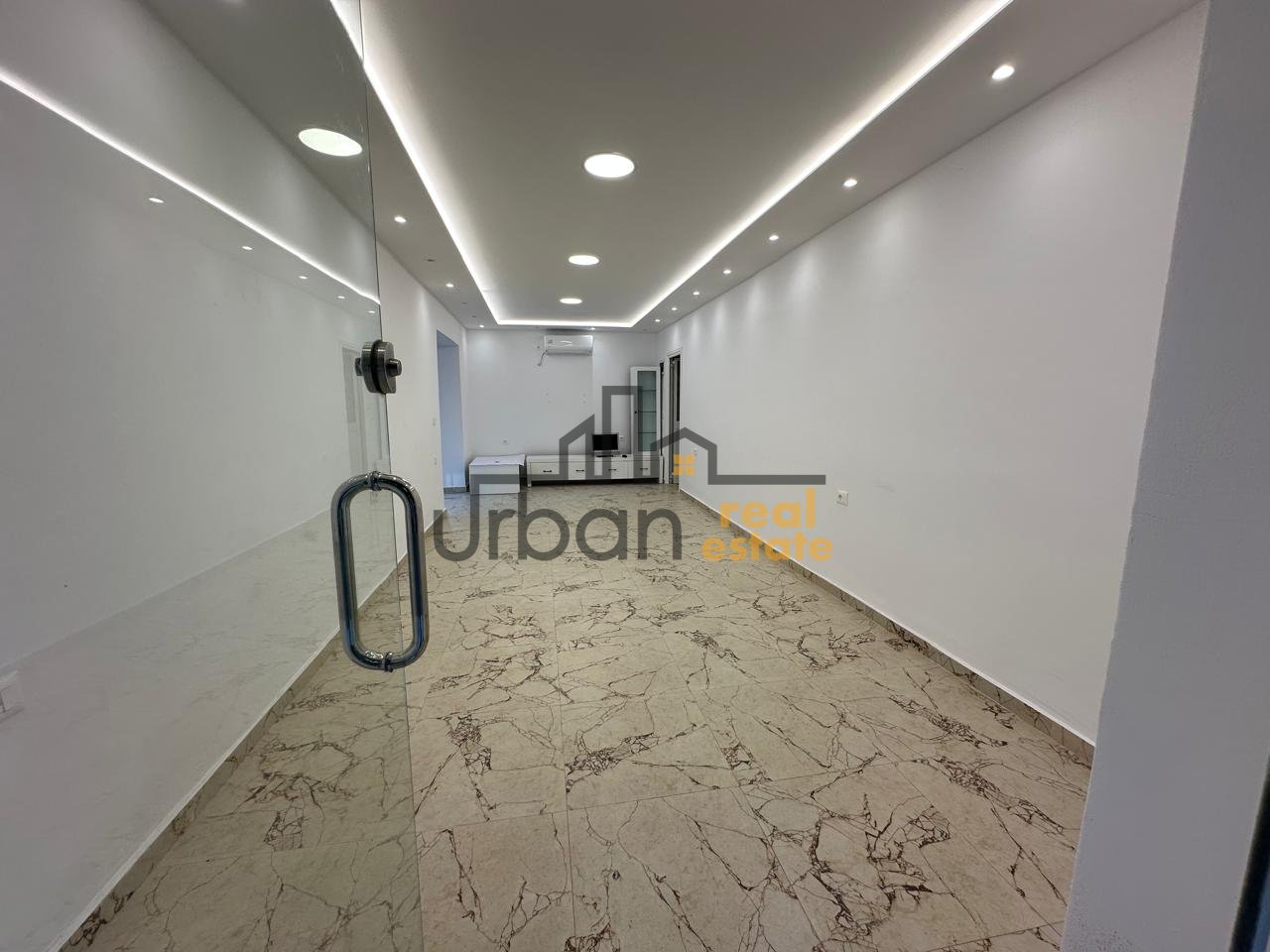 SHOP FOR RENT ON THE STREET, Behind the Embassy Block - 1200€ | 40 m²