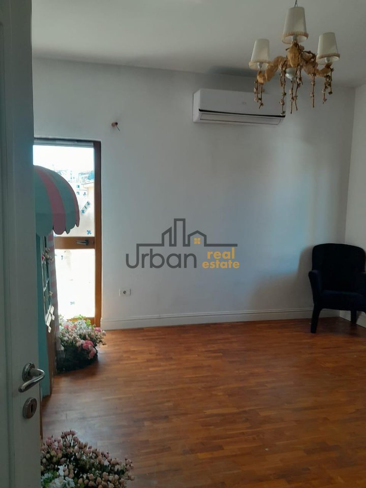 Qera, Vilë 3 Katëshe, Pranë Shkollës së Bashkuar, Tiranë - 1500€ |947 m²
