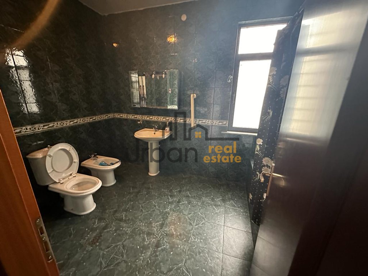 Qera, Ambient për Zyra, Stacioni i Trenit, Tiranë - 1000€ | 140 m²