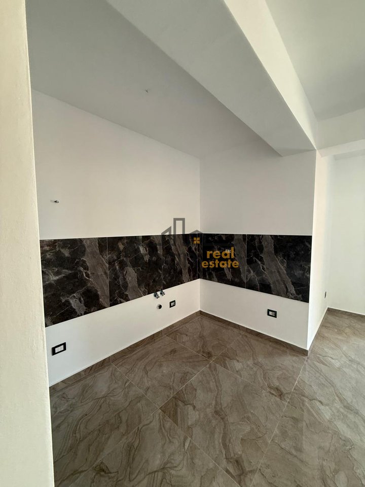 Qera, Ambient për zyra, Myslym Shyri, Tiranë - 900€ | 115 m²