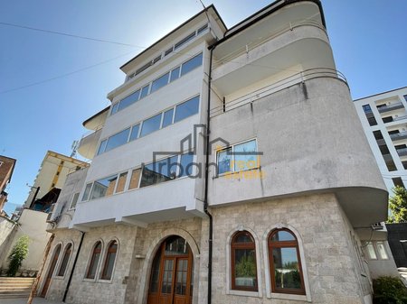 Affitto immobile commerciale di 5 piani in Via Aleksander Moisiu, Tirana - 5250€